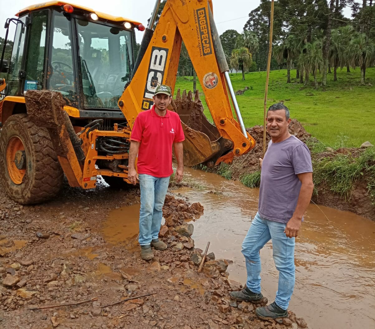 Vereador Luiz Antônio Acompanha  Reparos nas Estradas e Bueiros